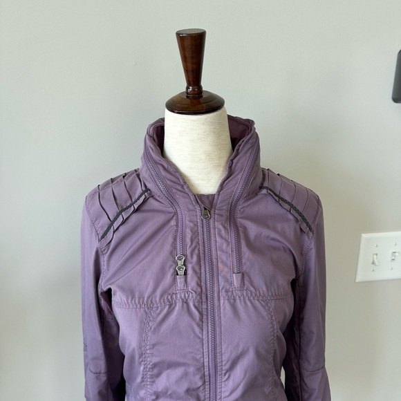 Lululemon 🍋 Light Weight Purple Hooded Jacket - Picture 8 of 13